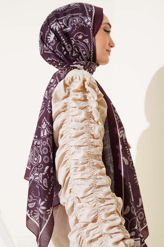 شال مخطط بحافة منقوشة باللون البني المر