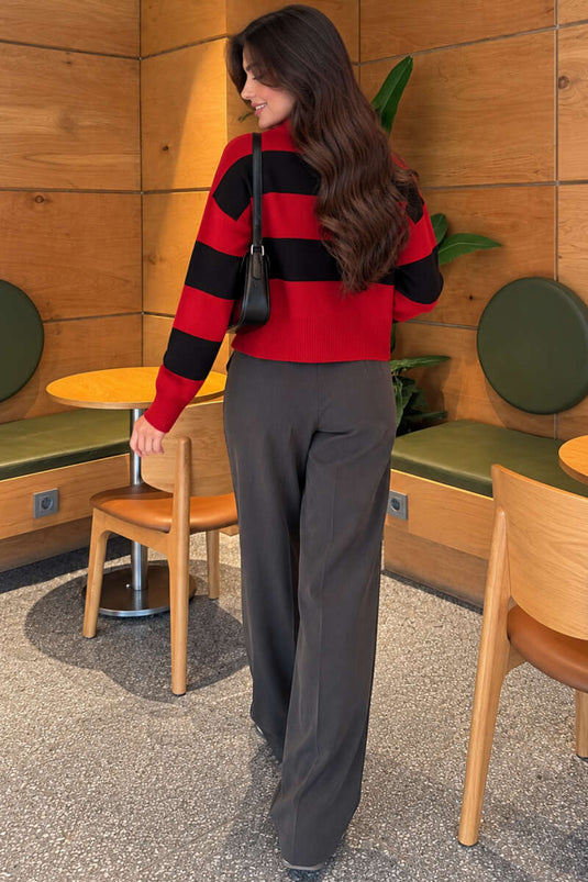Roter Rippenstrick Pullover Mit Horizontalen Streifen