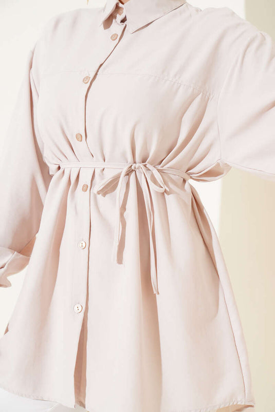 قميص مع حزام حبل مخيط باللون البيج