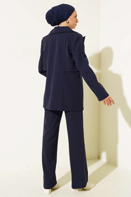 Costume deux pièces bleu marine avec veste coupe-vent