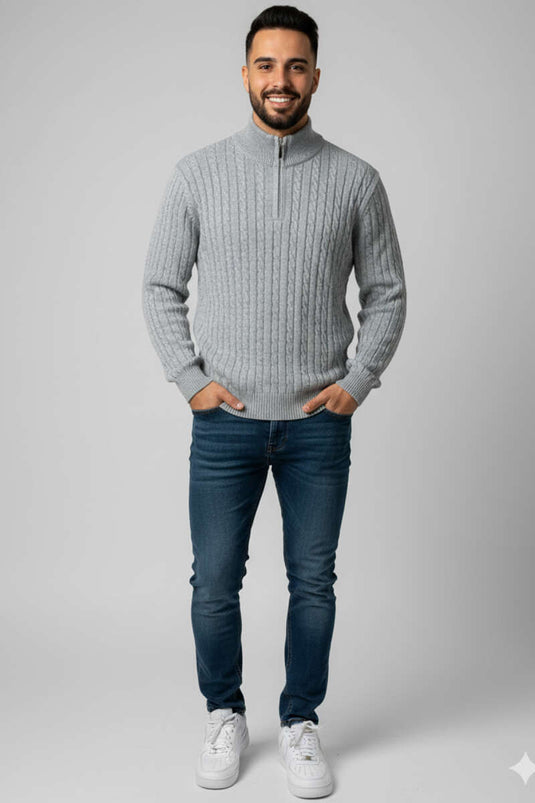 Suéter de punto gris con detalle de punto cable y cierre de cremallera.