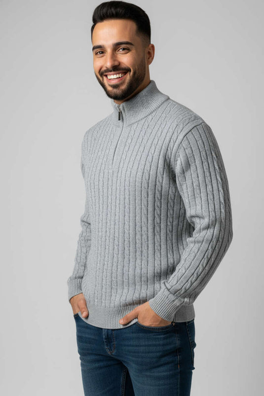 كنزة صوفية رمادية محبوكة بتفاصيل حياكة كابلية وإغلاق بسحاب.