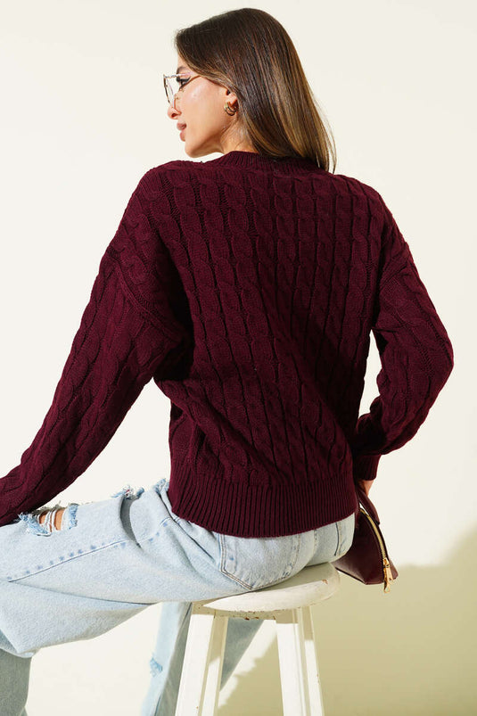 كنزة صوفية محبوكة بنقوش بارزة، لون عنابي