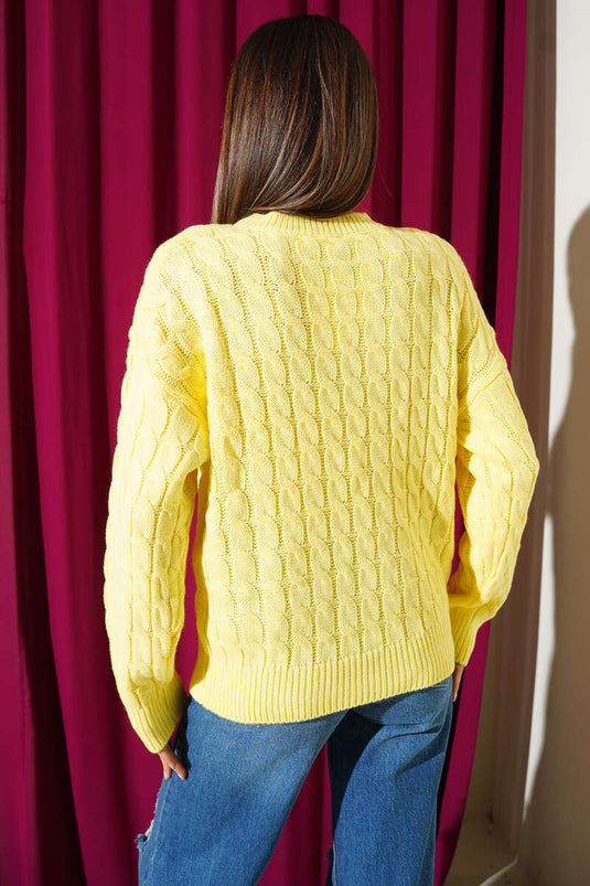 سترة محبوكة بنمط كابلات منقوشة، صفراء