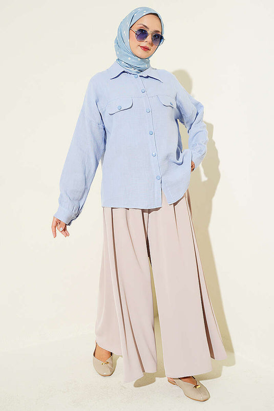 قميص موسلين أزرق بأزرار وجيوب زائفة