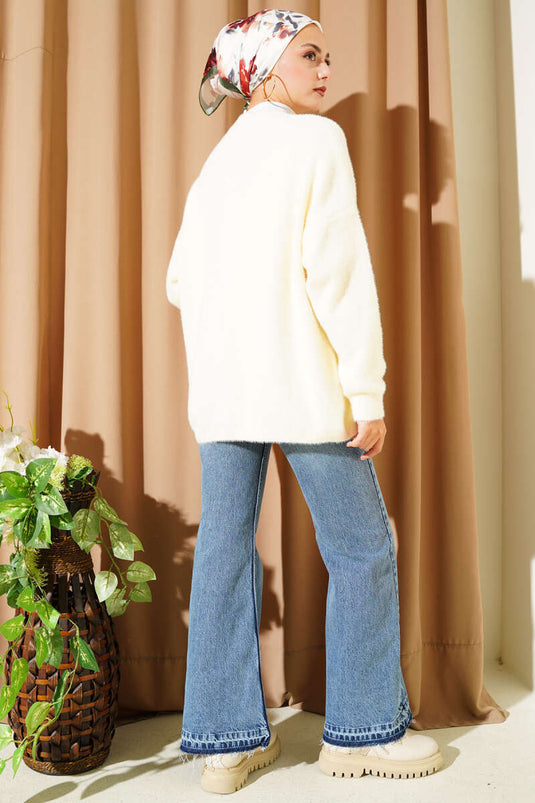 Cremefarbene Strickjacke mit Knöpfen und Bart