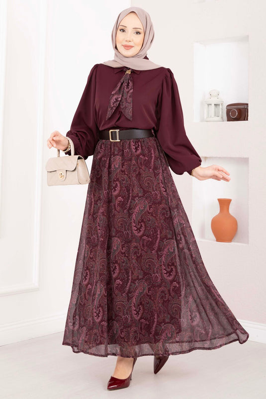 Chemise à foulard imprimé et jupe ceinturée bordeaux