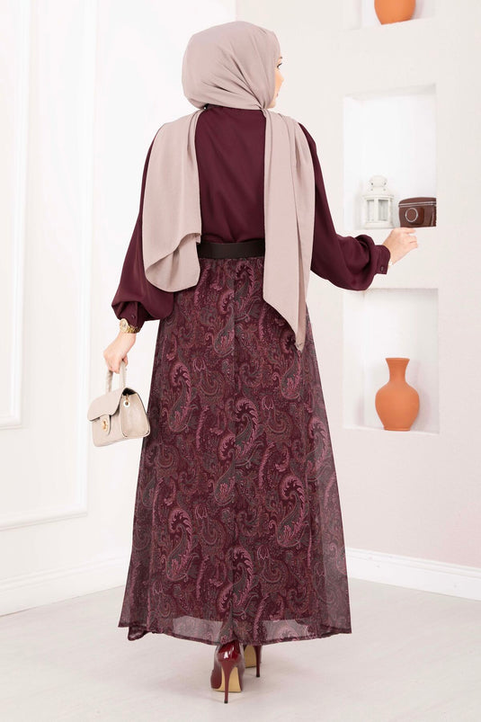 Chemise à foulard imprimé et jupe ceinturée bordeaux
