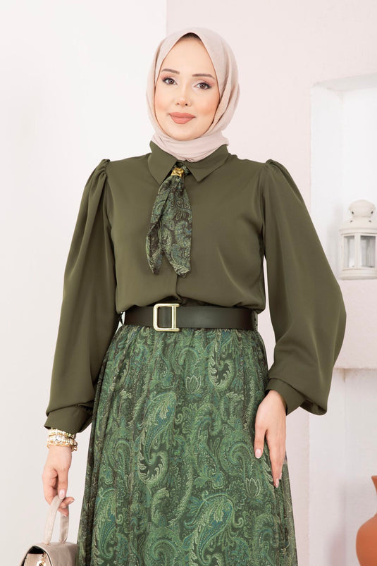 Chemise à foulard imprimé et jupe ceinturée kaki