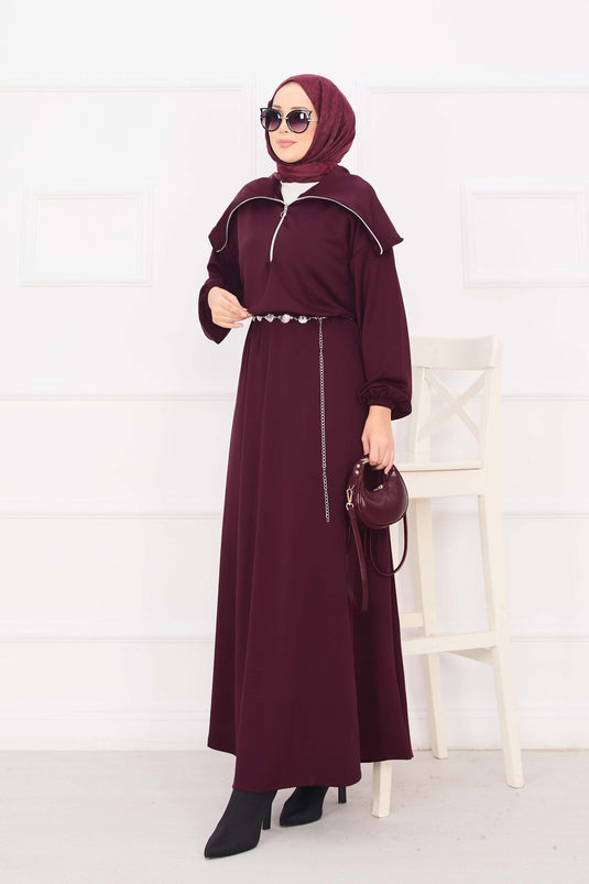 Robe hijab bordeaux à col châle, taille froncée et ceinture chaîne