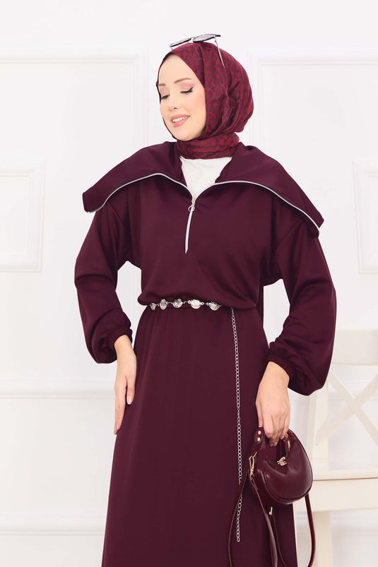 Robe hijab bordeaux à col châle, taille froncée et ceinture chaîne