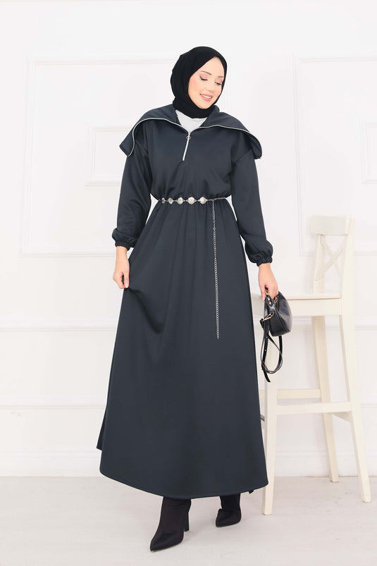 Robe hijab à col châle, taille froncée et ceinture à chaîne, couleur fumée