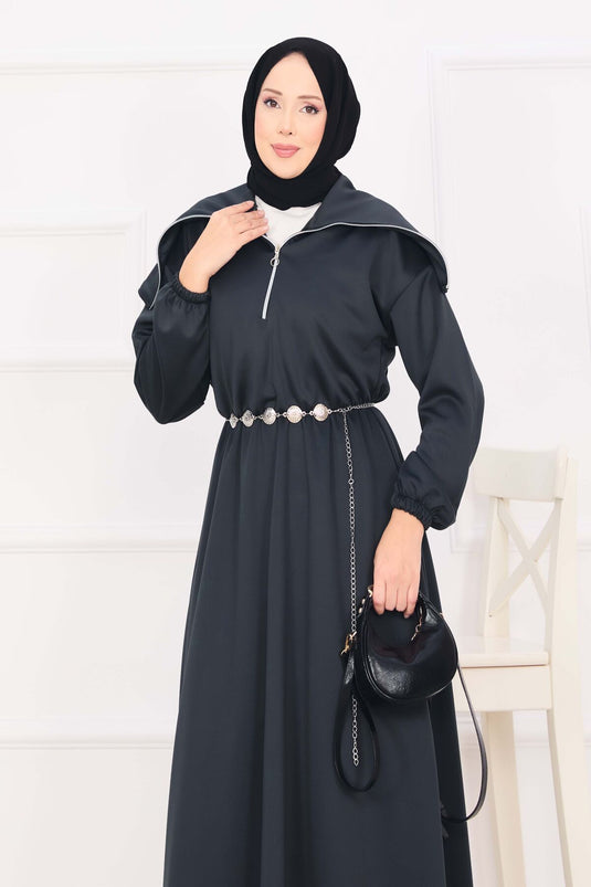 Robe hijab à col châle, taille froncée et ceinture à chaîne, couleur fumée