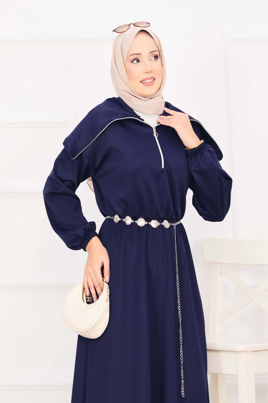 Robe hijab à col châle, taille froncée et ceinture à chaîne, bleu marine