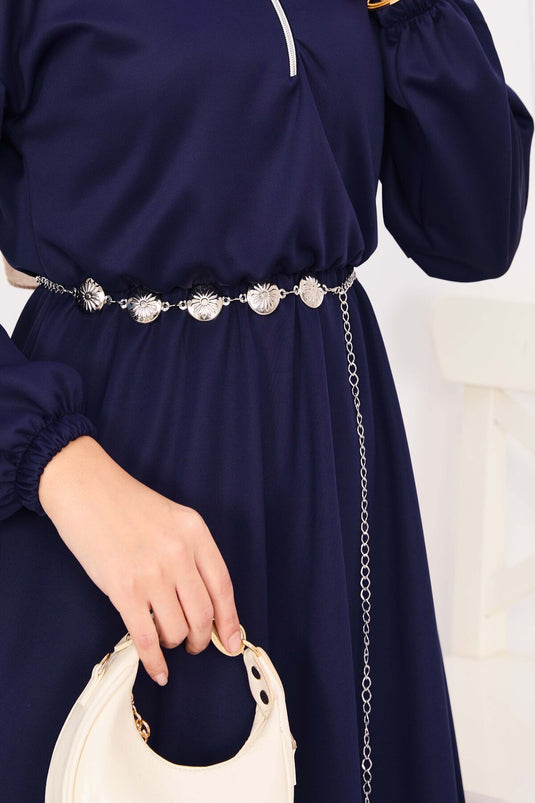 Robe hijab à col châle, taille froncée et ceinture à chaîne, bleu marine