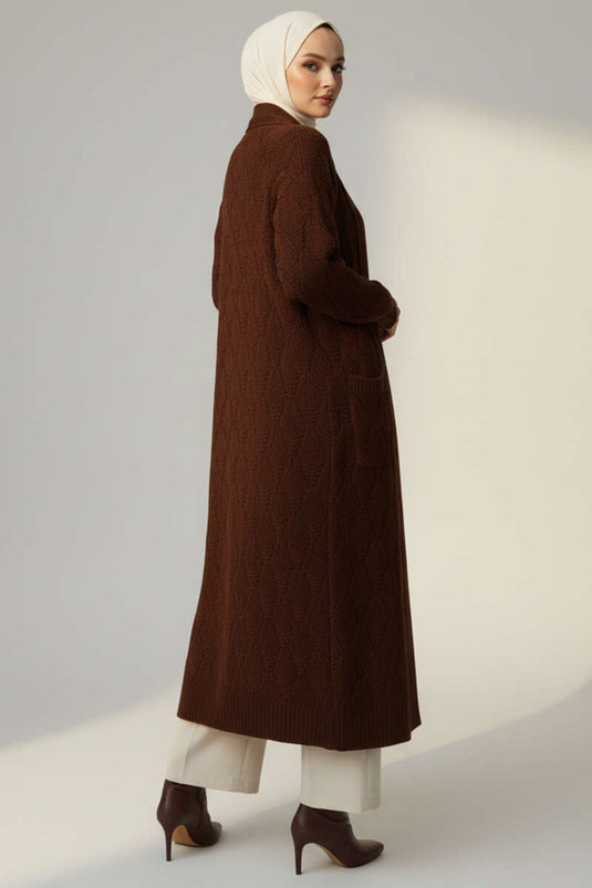 Cardigan long en maille à col châle et motifs marron