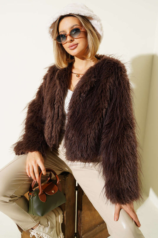 Loose-fitting, short fur coat in brown.