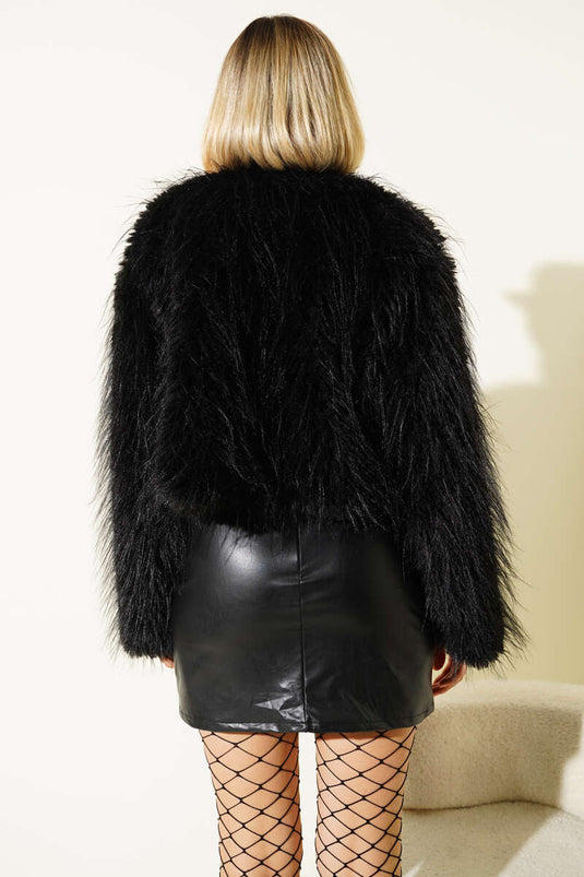 Loose-fitting short fur coat, black.