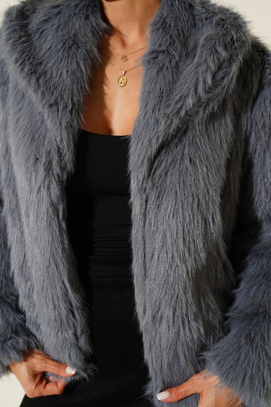 Manteau de fourrure gris ample.