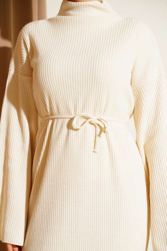 Robe décontractée en tricot avec ceinture beige