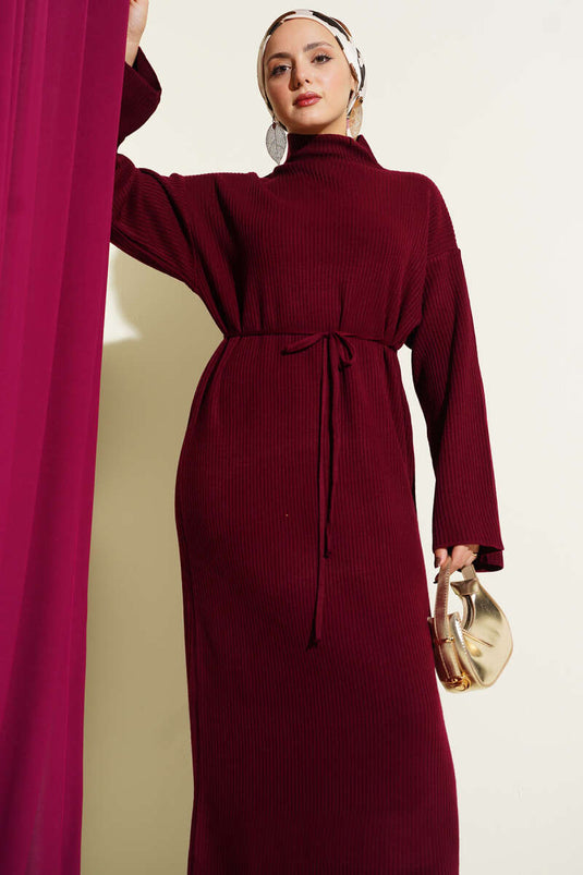 Robe ample en maille bordeaux avec ceinture.