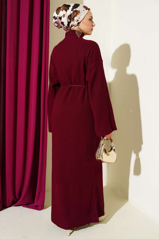 Robe ample en maille bordeaux avec ceinture.