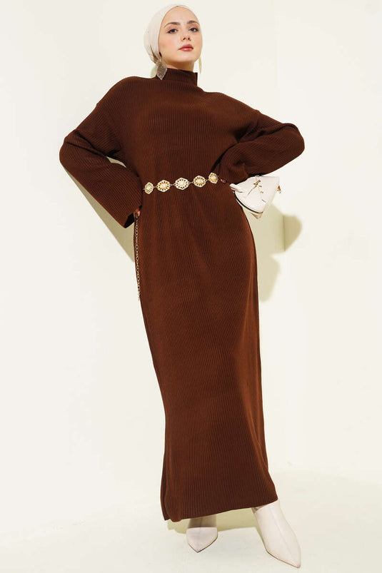 Robe ample en maille marron avec ceinture.