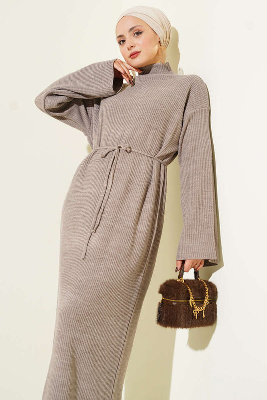 Robe ample en maille ceinturée, couleur vison.