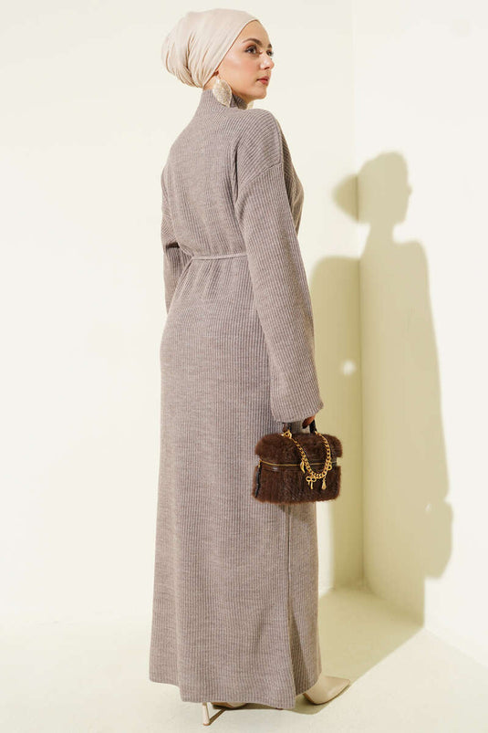 Robe ample en maille ceinturée, couleur vison.