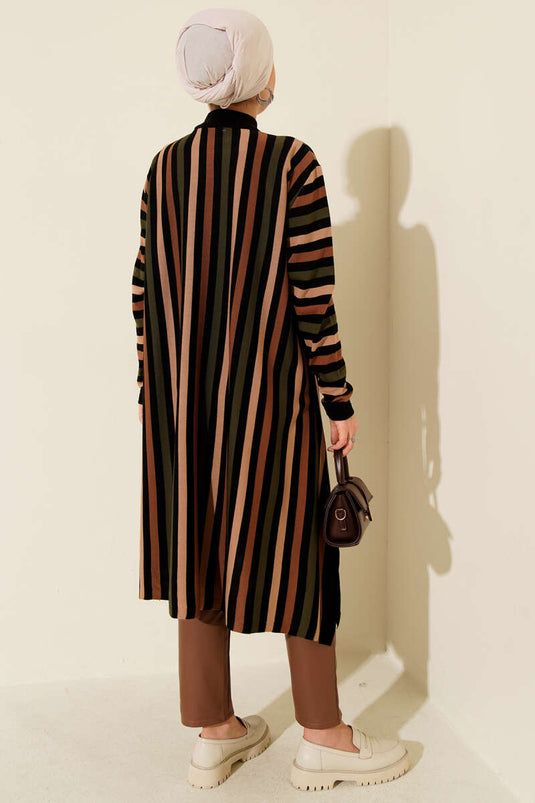 سترة طويلة مخططة فضفاضة من الصوف المحبوك، سوداء اللون.