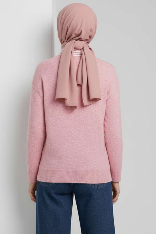Pull ample et duveteux en maille rose.