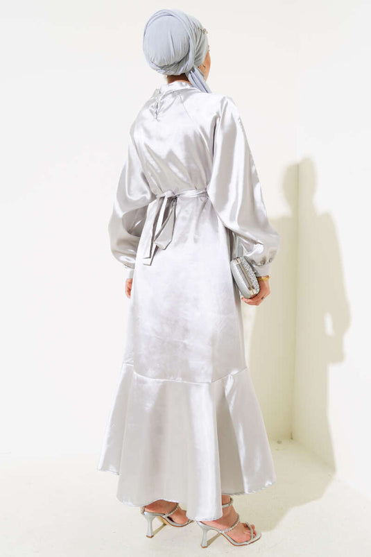 Kleid aus Satin mit Taillengürtel, Grau