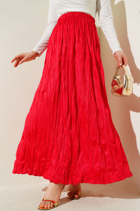 تنورة مجعدة بمظهر ساتان باللون الأحمر