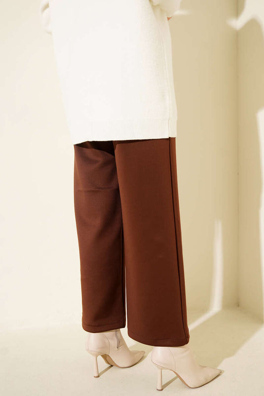 بنطال واسع الساق مع كشكش سكوبا بني