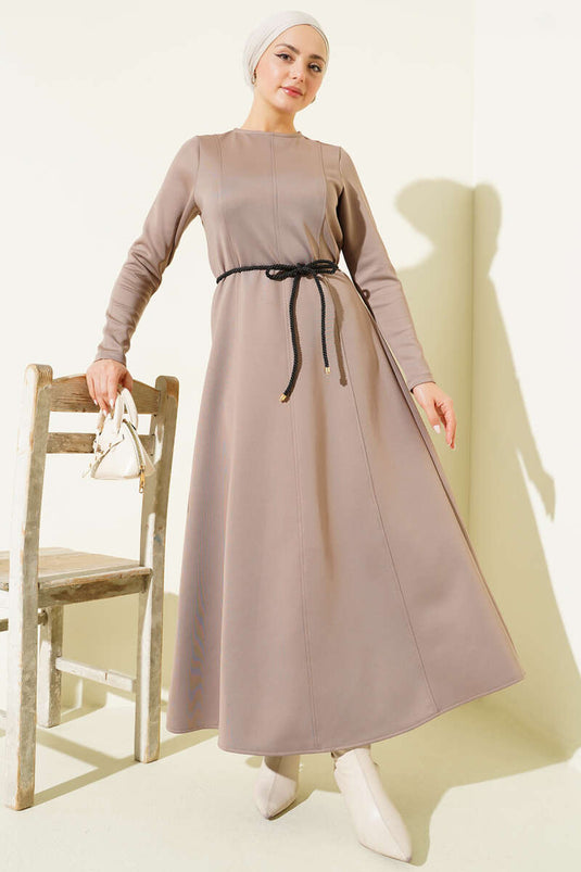 Abito con cintura e dettagli scuba color visone