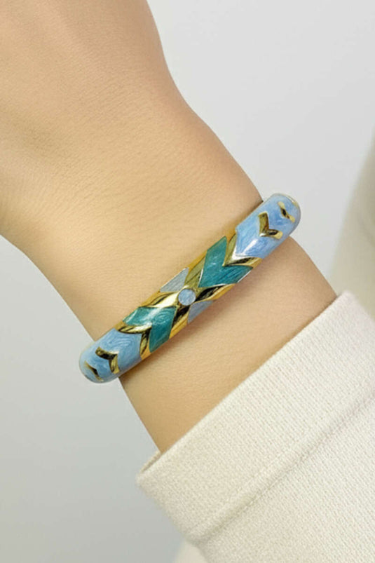 سوار معصم منقوش بلون أزرق فاتح لؤلؤي