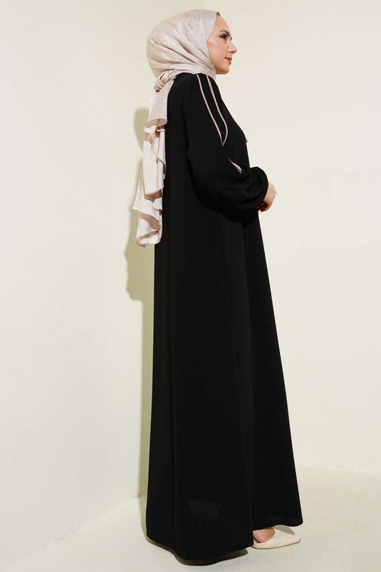 Abaya grande taille noire avec bande détaillée et ruban à la cheville