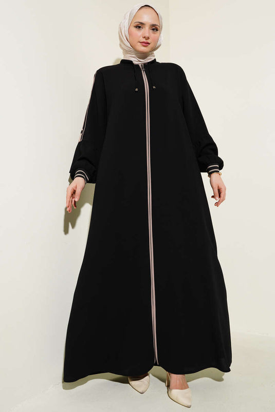 Abaya grande taille noire avec bande détaillée et ruban à la cheville