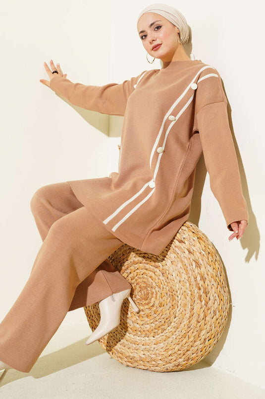 طقم من قطعتين من الملابس المحبوكة المخططة والمزررة من لاتيه