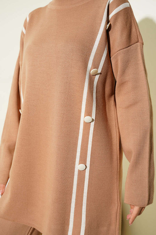 طقم من قطعتين من الملابس المحبوكة المخططة والمزررة من لاتيه