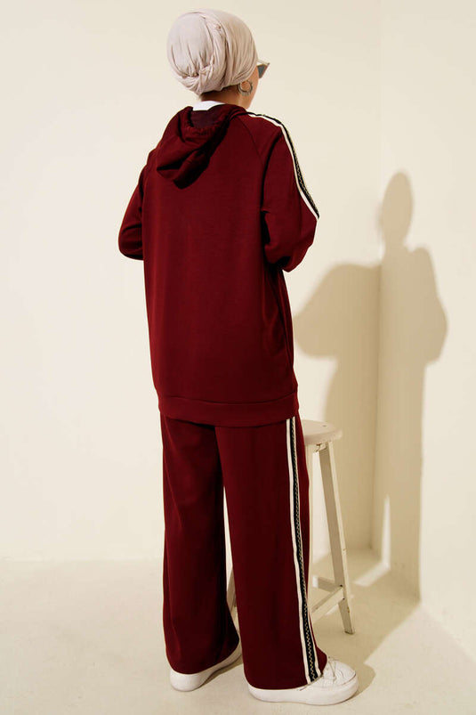 Costume deux pièces bordeaux à capuche et rayures