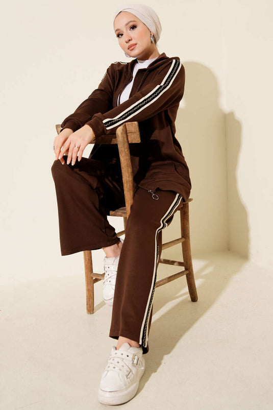 Zweiteiliger Anzug mit Kapuze und Streifenmuster, braun