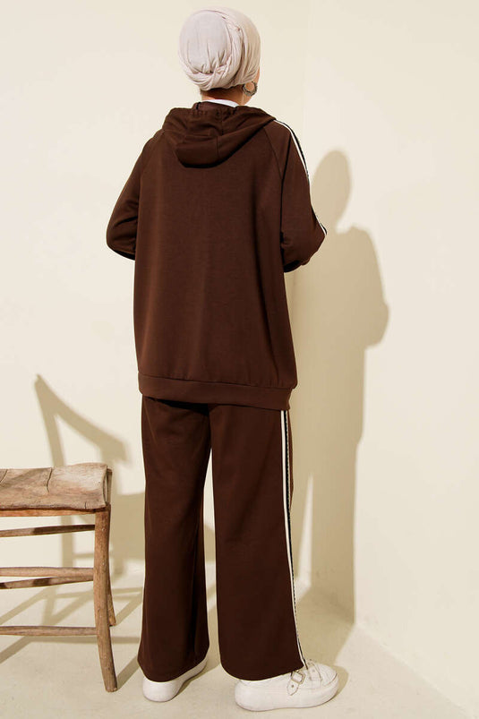Zweiteiliger Anzug mit Kapuze und Streifenmuster, braun