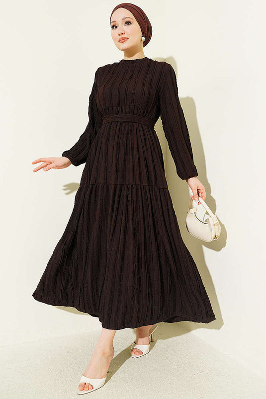 Robe ceinturée à volants rayés marron
