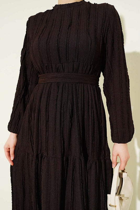 Robe ceinturée à volants rayés marron