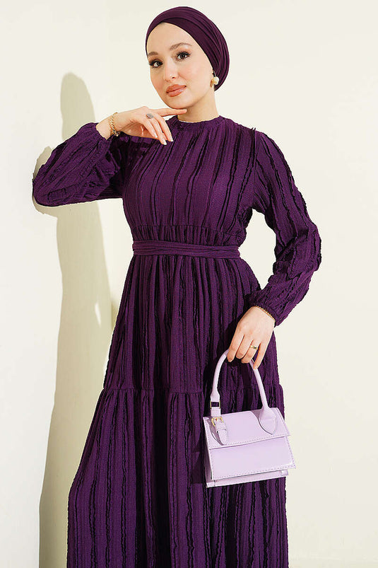 Robe violette ceinturée à volants rayés