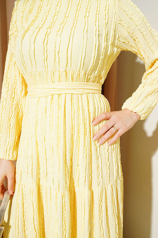 Robe ceinturée à volants jaune