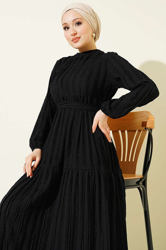 Robe noire ceinturée à volants rayés