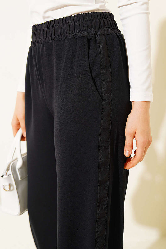 Pantaloni con elastico in vita e dettaglio a strisce neri