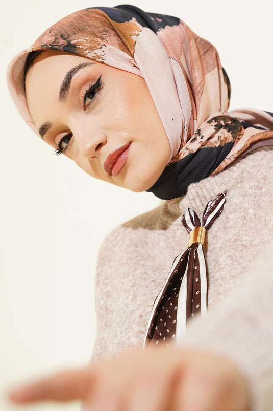 وشاح بتفاصيل بنمط متدرج مخطط، لون قهوة بالحليب